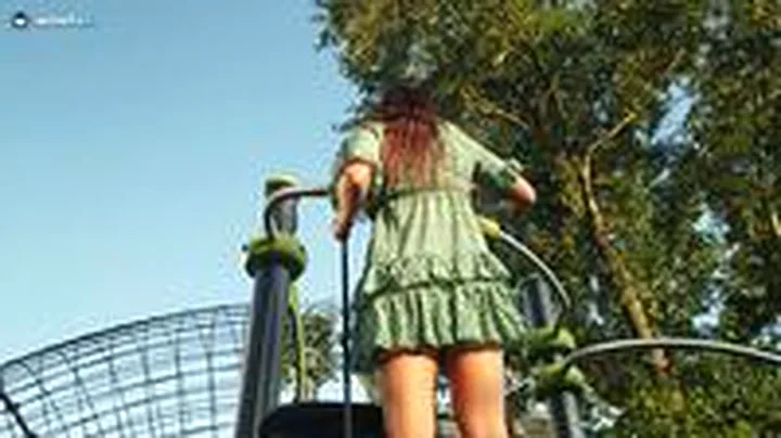 18 Y O VIRGIN STEPSIS LOST THE BET AND HAS TO SHOW HER PUSSY IN PUBLIC AliceKellyXXX